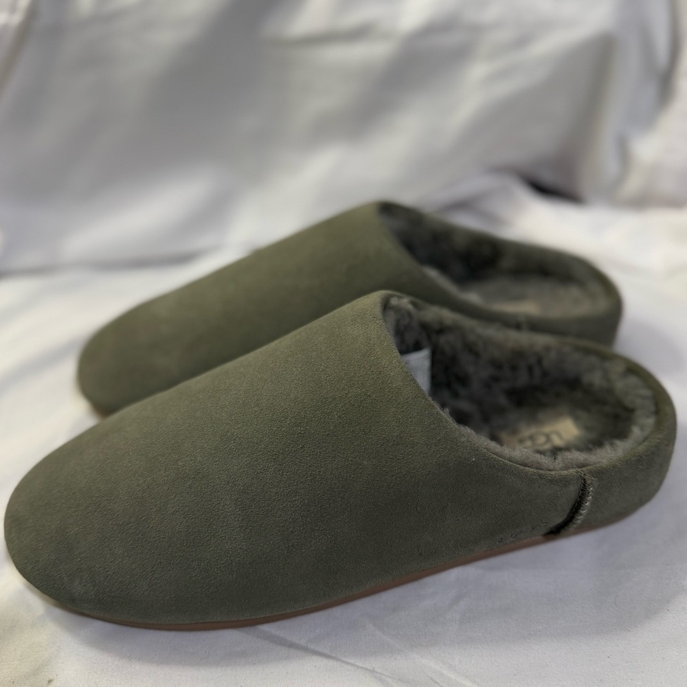 UGG Elea Slip-On slipper Color: Moss Green Woman’s Size 10